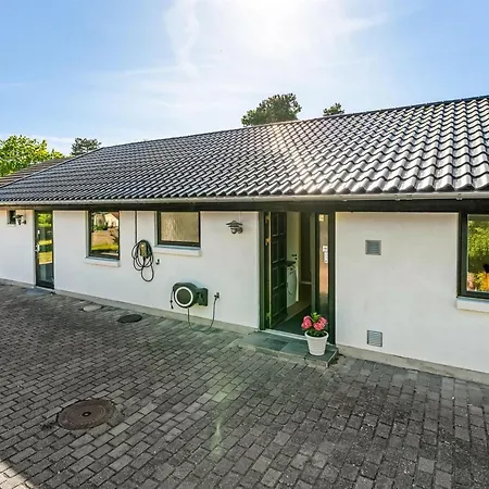 Isalie - 300m From The Sea By Interhome