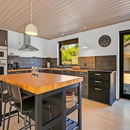 Semesterbostad Isalie - 300m From The Sea By Interhome